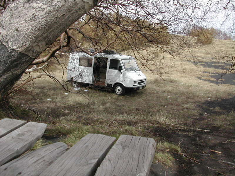 sull%27etna, rifugio citelli quota 1850, aprile 2005