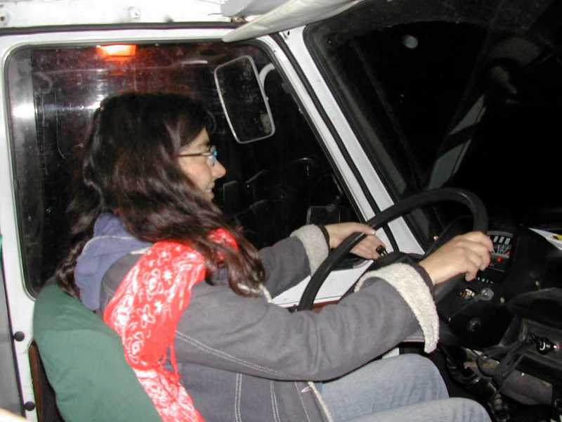Giulia alla guida del furgone%21