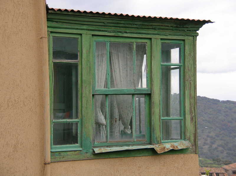 una veranda di una casa abbandonata