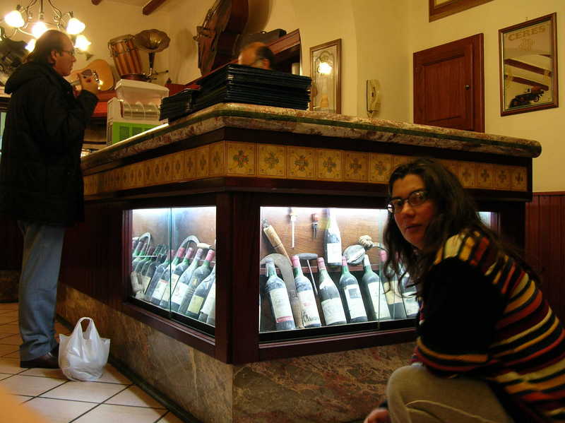 un locale con vini d%27epoca