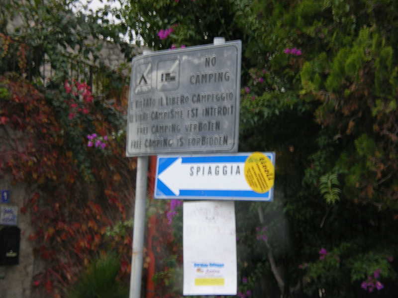 non si campeggia in spiaggia