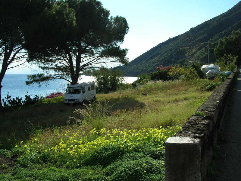 un parcheggio incredibile dove non esiste strada