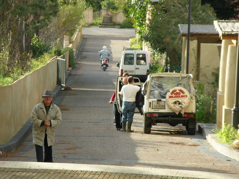 arriva il pazzerello del paese