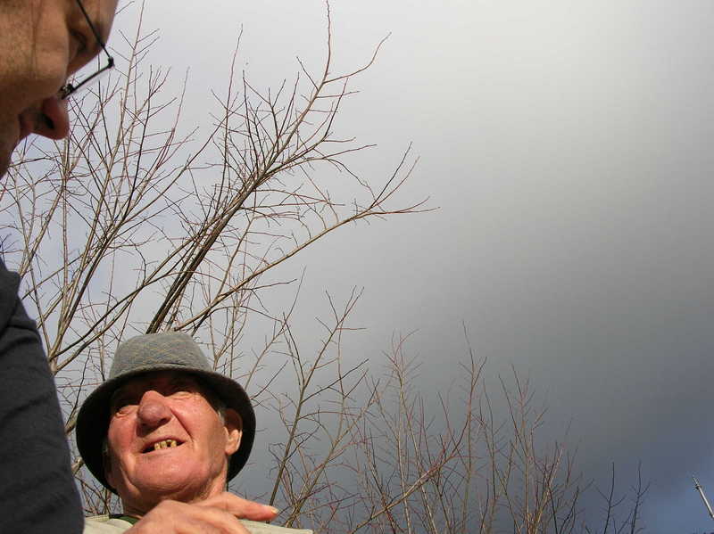 ci fa sedere con lui