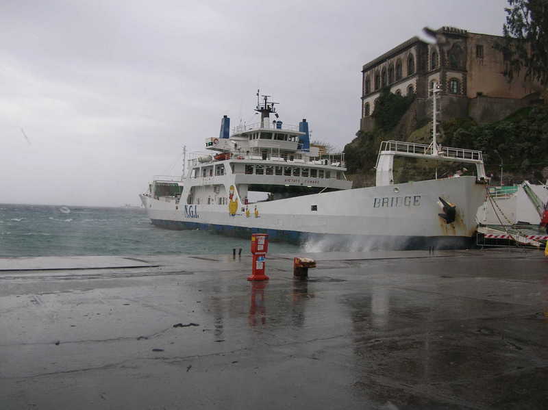 il traghetto attracca