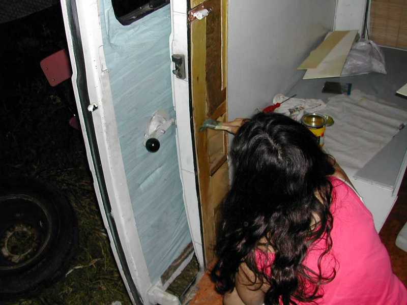 giulia monta una parete di legno