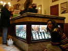 un locale con vini d%27epoca